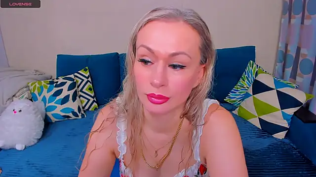 Snapshot of EllenMoore chatting on November 5, 3:09 am EllenMoore online show from November 5, 3:09 am