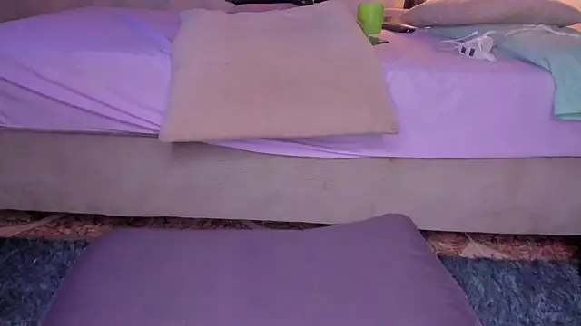 Snapshot of Secret_chells chatting on March 14, 12:10 am Secret chells online show from March 14, 12:10 am