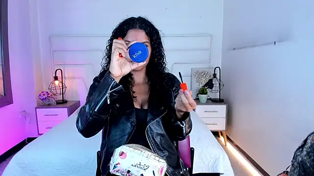 Ellie Alves online show from February 17, 1:00 pm