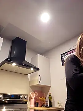 Snapshot of LilyOrion chatting on November 18, 12:59 am LilyOrion online show from November 18, 12:59 am