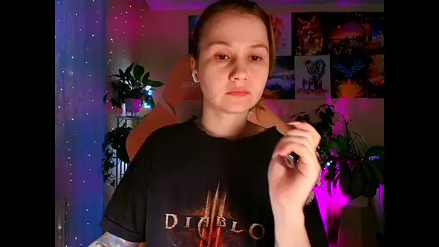 Snapshot of GoodWitch_ chatting on December 18, 7:24 am GoodWitch online show from December 18, 7:24 am