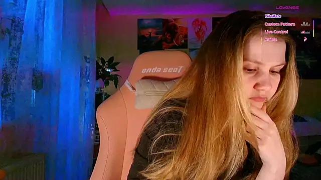 Snapshot of GoodWitch_ chatting on February 19, 7:16 am GoodWitch online show from February 19, 7:16 am