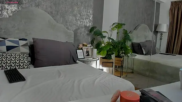 Snapshot of LisaCroft chatting on February 9, 6:33 am LisaCroft online show from February 9, 6:33 am