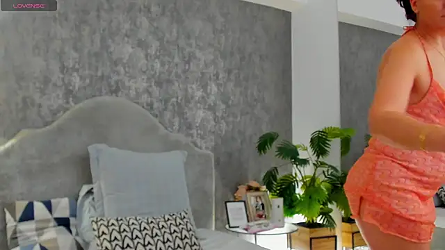 Snapshot of LisaCroft chatting on February 27, 7:41 am LisaCroft online show from February 27, 7:41 am