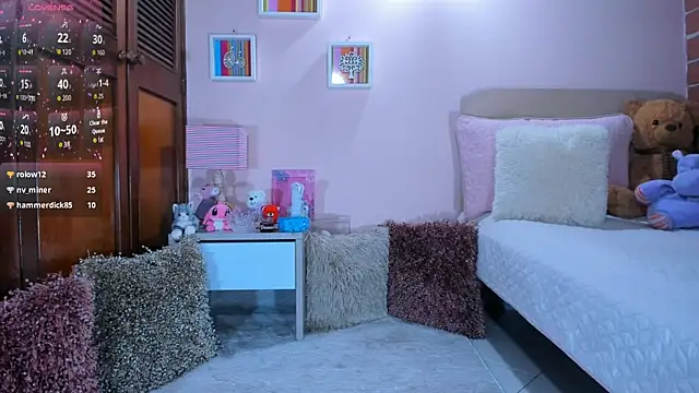 Snapshot of AbrilRussell chatting on December 6, 4:30 am AbrilRussell online show from December 6, 4:30 am