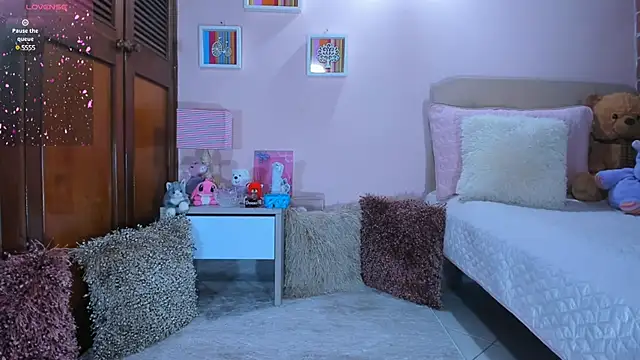 Snapshot of AbrilRussell chatting on December 3, 3:59 am AbrilRussell online show from December 3, 3:59 am