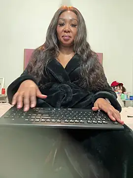 Snapshot of Bootyliciouse21X chatting on June 21, 4:29 am Bootyliciouse21X online show from June 21, 4:29 am