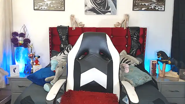 LeilaLopez online show from March 19, 4:57 am