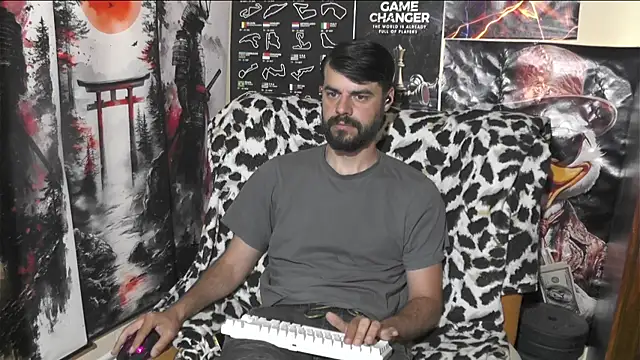 Snapshot of 00george chatting on May 14, 7:38 am 00george online show from May 14, 7:38 am
