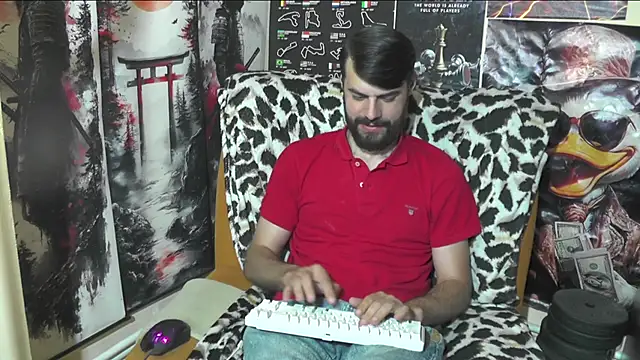 Snapshot of 00george chatting on May 22, 4:49 pm 00george online show from May 22, 4:49 pm