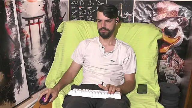 Snapshot of 00george chatting on June 16, 1:27 am 00george online show from June 16, 1:27 am