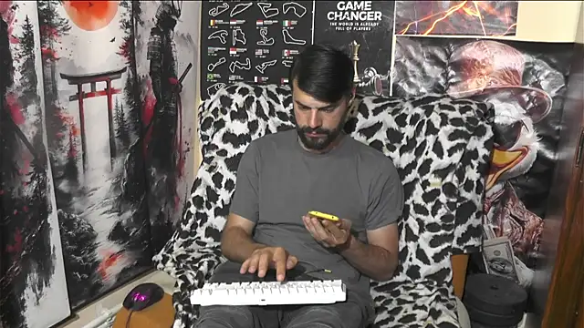 Snapshot of 00george chatting on May 13, 9:38 am 00george online show from May 13, 9:38 am