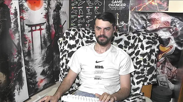 Snapshot of 00george chatting on May 4, 5:22 am 00george online show from May 4, 5:22 am