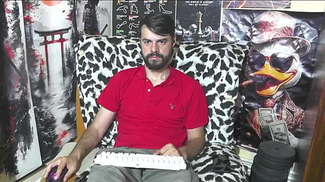 Snapshot of 00george chatting on May 18, 7:35 am 00george online show from May 18, 7:35 am
