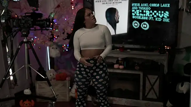 Snapshot of Nikki_Torres chatting on September 24, 12:29 am Nikki Torres online show from September 24, 12:29 am