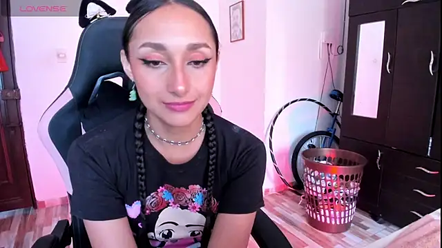 Snapshot of adrena_10 chatting on April 6, 2:40 pm adrena 10 online show from April 6, 2:40 pm