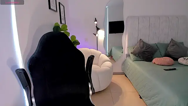 AmyWood online show from April 7, 7:59 pm