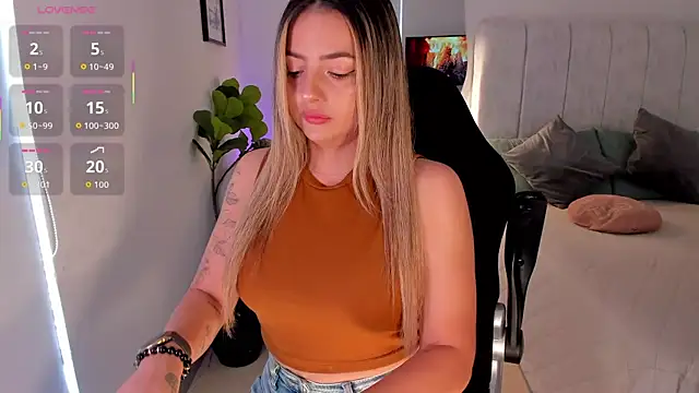 AmyWood online show from April 13, 8:02 pm