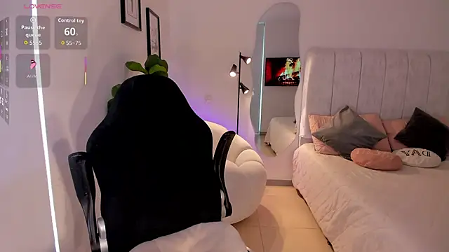 AmyWood online show from March 28, 10:00 pm