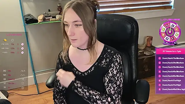 luluvaladon online show from February 26, 1:14 am