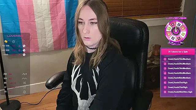 luluvaladon online show from March 22, 1:43 am