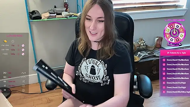 luluvaladon online show from February 28, 8:50 pm