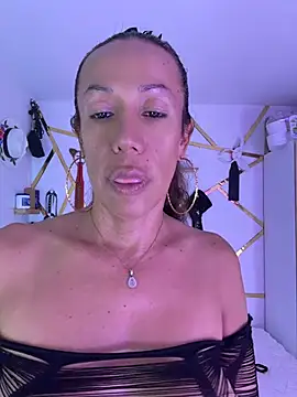 YOURSDEBORA online show from June 4, 7:07 pm