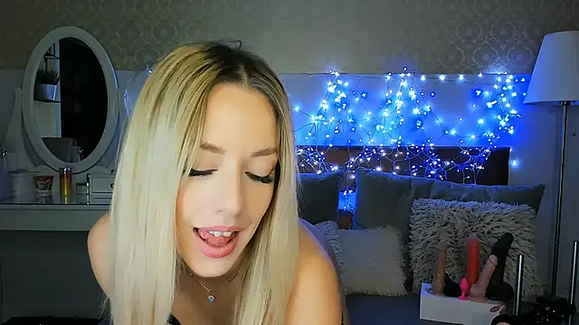 Snapshot of MiaBeeXX chatting on November 12, 10:30 am MiaBeeXX online show from November 12, 10:30 am