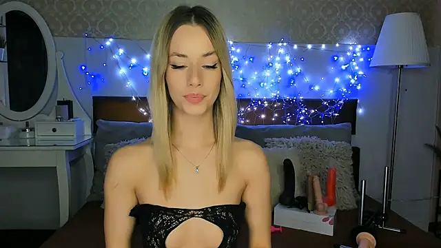 Snapshot of MiaBeeXX chatting on December 3, 3:00 pm MiaBeeXX online show from December 3, 3:00 pm