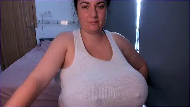 Snapshot of alisiaparril chatting on October 23, 4:22 am alisiaparril online show from October 23, 4:22 am