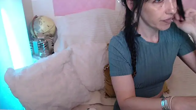 Snapshot of -carla- chatting on May 23, 5:39 am -carla- online show from May 23, 5:39 am