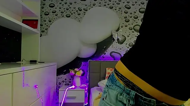 AlmaFancy online show from April 3, 5:25 am