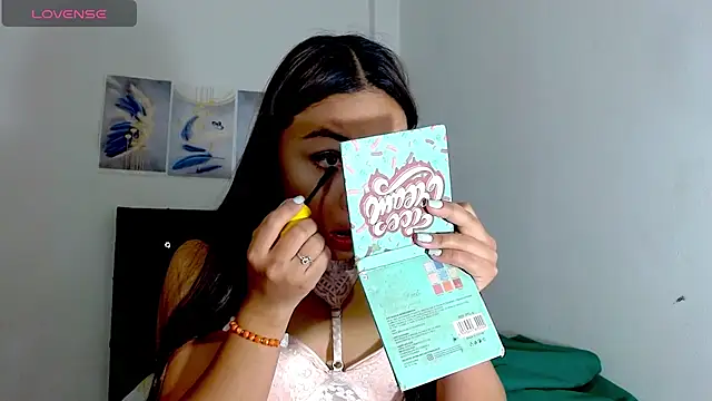 Snapshot of Kylie_loveee chatting on December 14, 2:11 pm Kylie loveee online show from December 14, 2:11 pm