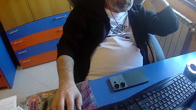 Snapshot of Tango128 chatting on April 21, 8:32 am Tango128 online show from April 21, 8:32 am