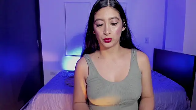 Snapshot of MeganWhite3 chatting on June 5, 3:33 am MeganWhite3 online show from June 5, 3:33 am