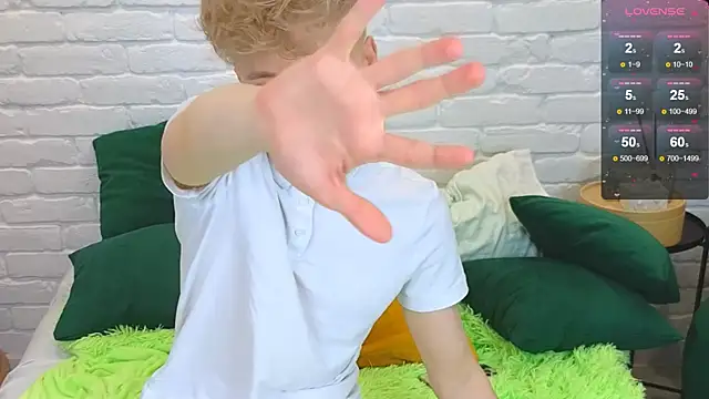 Snapshot of LandelRay chatting on March 9, 7:26 pm LandelRay online show from March 9, 7:26 pm