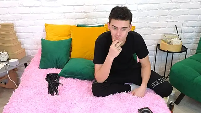 Snapshot of LandelRay chatting on February 18, 7:19 pm LandelRay online show from February 18, 7:19 pm