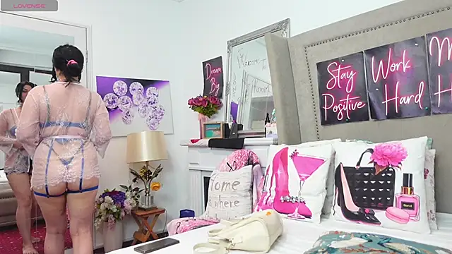 Snapshot of LexyRene chatting on June 27, 10:43 am LexyRene online show from June 27, 10:43 am