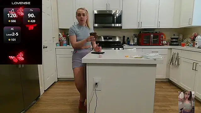 Snapshot of Blondiewithanass chatting on June 5, 7:52 pm Blondiewithanass online show from June 5, 7:52 pm