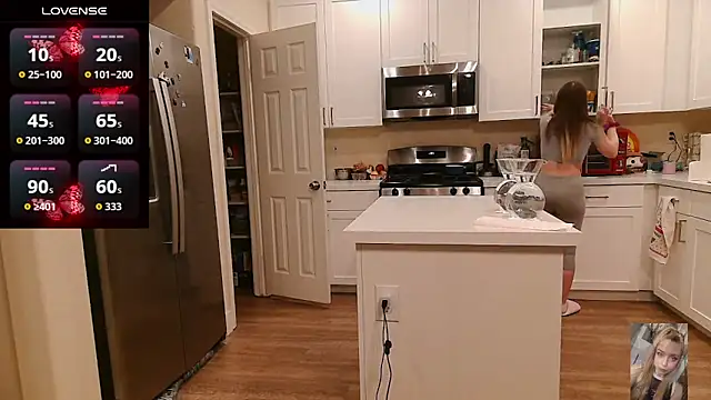 Blondiewithanass online show from April 8, 6:26 am