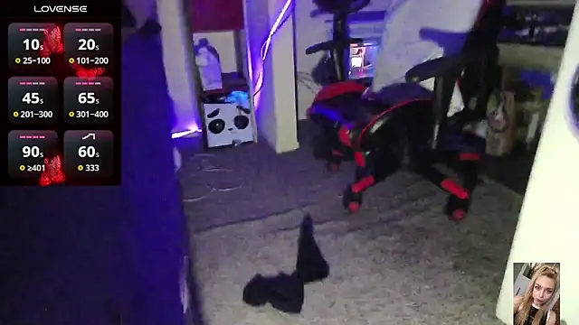 Blondiewithanass online show from April 10, 9:00 pm