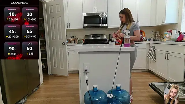 Blondiewithanass online show from April 18, 7:07 pm