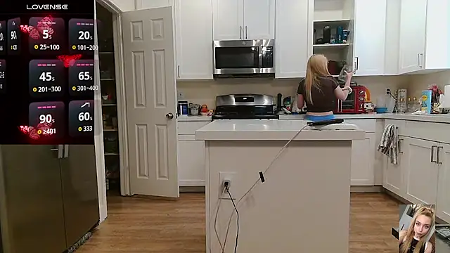Blondiewithanass online show from May 28, 4:46 pm