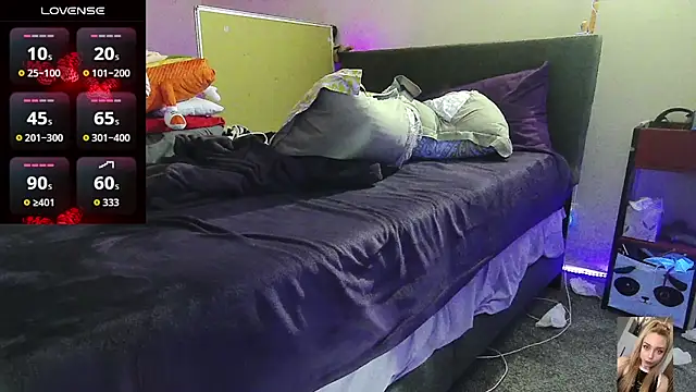 Blondiewithanass online show from March 30, 5:09 am