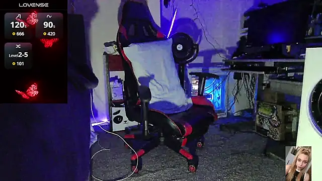 Blondiewithanass online show from April 11, 7:50 pm