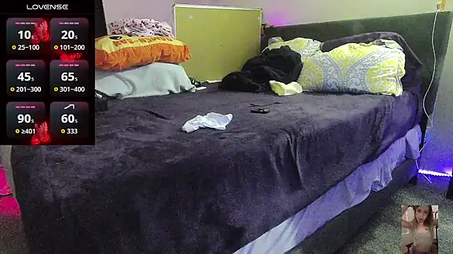 Blondiewithanass online show from March 6, 5:46 am