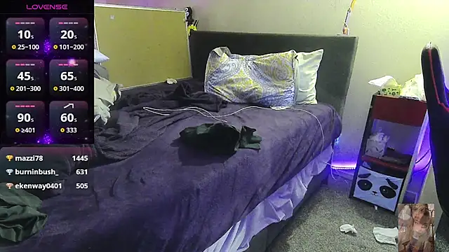 Blondiewithanass online show from November 6, 2:26 am