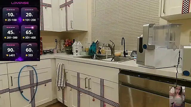 Blondiewithanass online show from December 17, 6:40 am