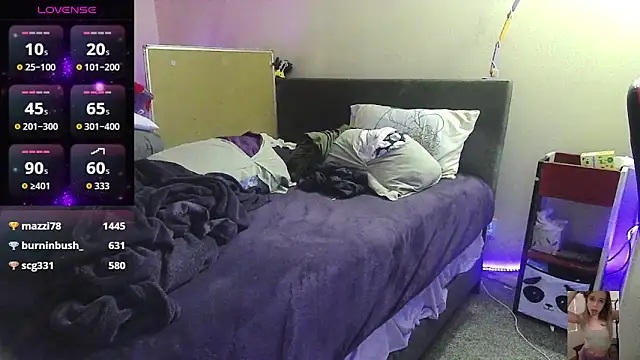 Blondiewithanass online show from November 9, 1:09 am