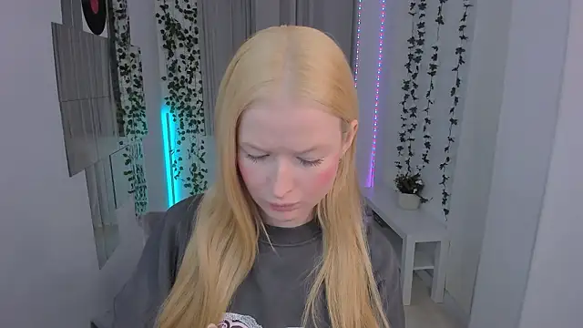 Laly Peach online show from February 6, 7:15 am